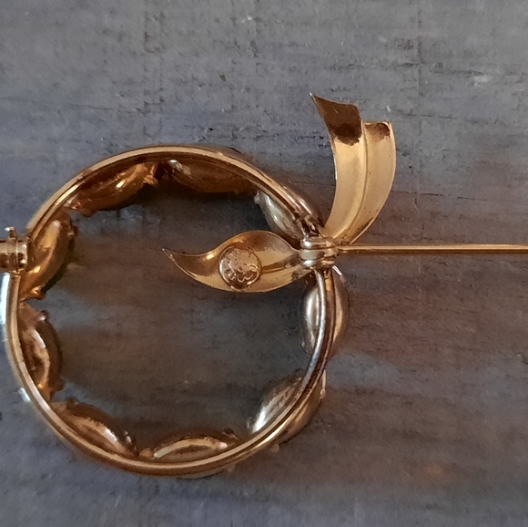 Vintage Curtis Creation Green Jade Circle Wreath Brooch - Picture 7 of 10